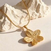 Collier pendentif grande fleur en acier inoxydable, chaîne serpent texturée florale, bijou élégant et tendance pour femme, idéal pour l'été