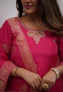 Tissu Chanderi en viscose rose brodé Kurti avec jacquard Dupatta et pantalon uni pour mariages et fêtes Style Salwar - Product Image 4