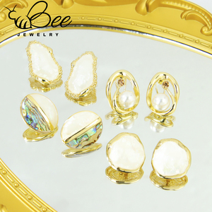 Boucles d'oreilles clous de luxe de style européen avec perles baroques rondes, élégantes et exquises, en cuivre géométrique - Product Image 2