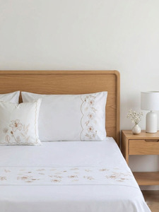 Parures de lit en coton brodées de jolies fleurs de lys, lavables en machine, pour la maison, l'hôtel et les mariages (vente en gros) - Product Image 2