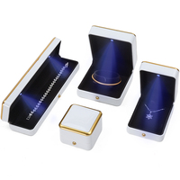 Vente d'usine : Boîte à bijoux avec lumière LED, personnalisée, en cuir PU de luxe, en plastique blanc, emballage de bijoux avec logo