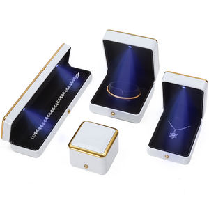 ネックレスブレスレットリングジュエリーボックスLedライトカスタム高级PUレザープラスチック白エンバラージBijoux Avecロゴ - Product Image 4