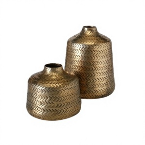 Vase à fleurs en laiton de style antique, différentes tailles, forme ronde, pour table, usage restaurant. - Product Image 1
