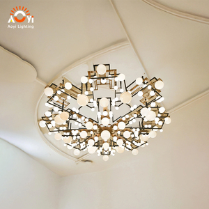 Lustre en verre géométrique personnalisé - Luminaire suspendu LED de luxe pour hall d'hôtel et atrium - Product Image 5