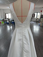 Robe de mariée princesse moderne 2026 pour femmes grandes tailles, bien conçue avec traîne chapelle, fente et décoration drapée, abordable