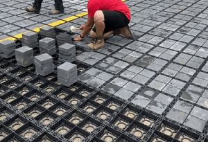 Panneaux de renforcement de sol en grille de pavage en HDPE noir Sunsbuild, haute résistance à la compression pour les projets de voies d'accès, de patios, de chemins et de parkings - Product Image 6