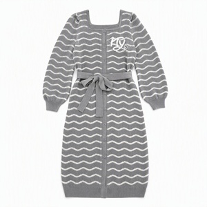 Abito Midi in Maglia Plus Size con Logo Personalizzato, Scollo Quadrato, Motivo Jacquard <span class=keywords><strong>a</strong></span> Righe Ondulate, Maniche Lunghe <span class=keywords><strong>a</strong></span> <span class=keywords><strong>Palloncino</strong></span>, Chiusura con Bottoni - Product Image 2