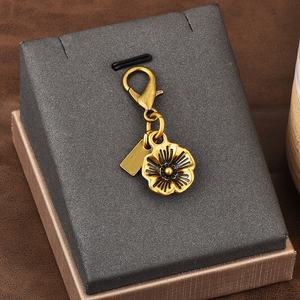 Accessoires de porte-clés au toucher premium, décorations de <span class=keywords><strong>sac</strong></span> <span class=keywords><strong>à</strong></span> <span class=keywords><strong>dos</strong></span> en forme d'ours et de papillon dorés <span class=keywords><strong>pour</strong></span> la vente en gros - Product Image 3