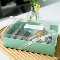 Boîte à glissière en papier fendue avec pochette transparente, biscuits au chocolat et Macaron rose