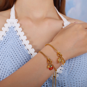 สร้อยข้อมือดีไซน์เก๋สำหรับผู้หญิง ชุบทอง 18K สแตนเลสสตีล จี้รูปกางเขน เหมาะสำหรับใส่ทุกวัน ดีไซน์ไม่ซ้ำใคร - Product Image 4