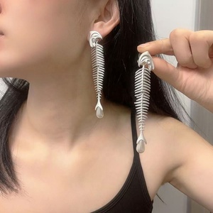 ต่างหูมุกทรงก้างปลาหางปลา ดีไซน์วินเทจ ชุบทอง  สำหรับงานปาร์ตี้ - Product Image 5