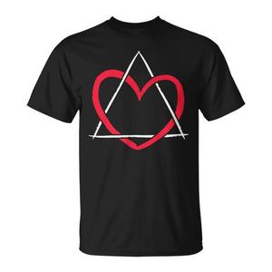 Camiseta con símbolo de triángulo y corazón para el Día de la Adopción Familiar - Product Image 1