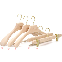 Cintre en bois naturel non fini de luxe avec crochet doré, cintre en bois personnalisé avec logo pour boutique de mode