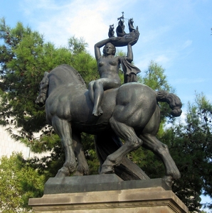 Scultura in bronzo incisa su misura di una Dea a cavallo: un dialogo poetico tra arte classica <span class=keywords><strong>e</strong></span> <span class=keywords><strong>storia</strong></span> - Product Image 6