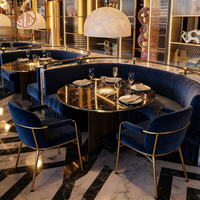 Canapé de luxe moderne en velours bleu foncé avec structure en métal doré, ensemble de chaises et table en marbre pour café, restaurant et hôtel haut de gamme