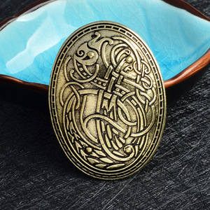 Broche de Aleación con Diseño de <span class=keywords><strong>Lobo</strong></span> Vikingo Vintage al por Mayor, Amuleto con Patrón de Runas en Forma de U, Joyería de Corsage para Cosplay para Mujer - Product Image 3