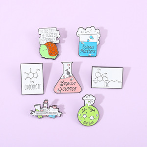 Épingles métalliques créatives et personnalisées d'élément chimique avec des badges créatifs d'accessoires de porte-clés de personnages de dessins animés - Product Image 3