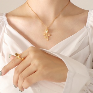 Nouvel Ensemble de Bijoux en Acier Inoxydable : Collier Fleur, Bague Ouverte Réglable et Bracelet Rose Éternelle pour Femme, Plaqué Or XR, Cadeau de Mariage - Product Image 5
