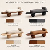 Banc-lit moderne Japandi en noyer massif avec pieds sphériques, coussin en bouclette crème et oreiller de soutien pour hôtel et villa