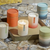 Ensemble de bougies aromatiques en cire de soja de qualité supérieure dans un gobelet en verre personnalisé, avec ambiance festive pour les cadeaux de vacances, dans un coffret cadeau élégant