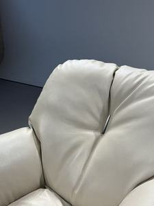 <span class=keywords><strong>Fauteuil</strong></span> <span class=keywords><strong>pivotant</strong></span> en tissu rayé avec <span class=keywords><strong>coque</strong></span> noire, accoudoirs décoratifs, coussin capitonné et base sur piétement pour hall d'hôtel - Product Image 4