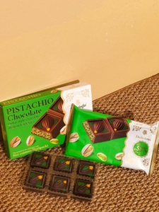KENLAIFU - Chocolate Halal de Pistacho Amargo con Nueces, Barra de 70g, Receta Real de Dubái, Distribuidores Globales, 60 Unidades - Product Image 1