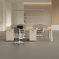 Poste de travail commercial en bois, design simple et moderne, pour quatre à six personnes, avec écran de séparation et chaise de bureau intégrée