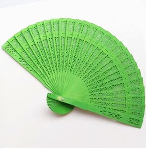 Éventail pliant traditionnel chinois QM 2025 en bois, blanc, or et argent, peint, en bois de santal, cadeau de mariage, en bambou - Product Image 3