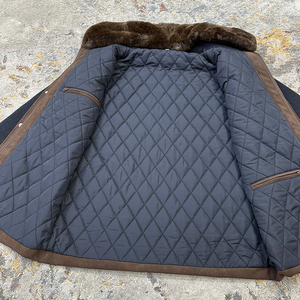 Veste en faux daim personnalisée d'usine avec patch et col en poils de lapin matelassé doublé longue veste en faux cuir et daim <span class=keywords><strong>manteau</strong></span> de chasse pour hommes - Product Image 2