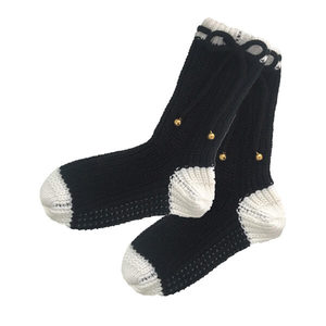 Fornida punto de cable cama calcetines con pompones - Product Image 2