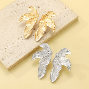 Boucles d'Oreilles Nouvelle Mode Vintage Grande Feuille en Métal Boucles d'Oreilles - Product Image 5