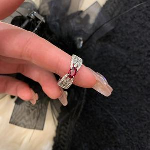 แหวนเงินแท้ S925 สไตล์ฝรั่งเศสย้อนยุค ประดับพลอยทับทิมสีเลือดนกพิราบ รูปทรงรวงข้าว ประดับเพชรเต็มวง ดีไซน์โบว์ หรูหราเบาๆ - Product Image 1