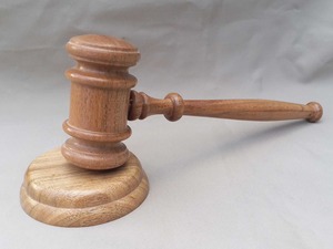 Martillo de madera de Sheesham y Acacia de primera calidad con base, hecho a mano en Rajasthan por Gunvanti, para abogados/jueces y como regalo de agradecimiento. - Product Image 1