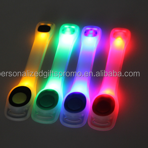 مع إغلاق عصا و 2 * CR2032 بطاريات مثبتة تحسين الرؤية سيليكون وامض السلامة أدى ضوء متابعة شارات - Product Image 2