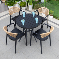 Ensemble de 5 pièces en gros : Table et chaises de salle à manger en métal et bois plastique noir, mobilier de patio pour jardin extérieur, hôtel, villa
