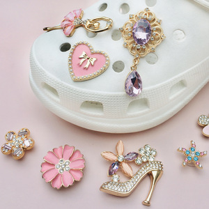 Accessori per Scarpe all'Ingrosso: Ciondoli Decorativi Rimovibili a Cuore Rosa per Zoccoli di Lusso da Ragazza - Product Image 2