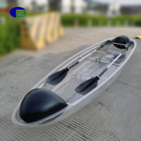 Kayak transparent tendance, célèbre sur internet, bateau transparent en cristal pour deux personnes, kayak transparent pour la prise de vue sur la plage