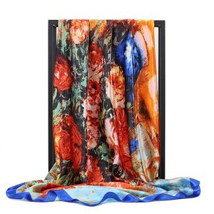 Elegante Sciarpa in Seta Blu con Motivo a Piume, Stampa Digitale su Raso, per Abiti Estivi e Acconciature Femminili - Product Image 6