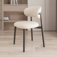 Chaise de salle à manger moderne en cuir à dossier incurvé, style luxe léger, avec pieds en métal noir, chaise d'appoint rembourrée pour la maison, la salle à manger, le café, le restaurant