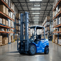Chariot élévateur électrique Liftron 2T avec batterie lithium-ion et pneus pleins pour le transport de marchandises, idéal pour les marchés de gros et les entrepôts.