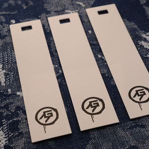 بطاقة قائمة الملابس عالية الجودة مخصصة بتصميم أنيق وشعار OWENIDEA، مطبوعة بالشاشة الحريرية على ورق صديق للبيئة - Product Image 3