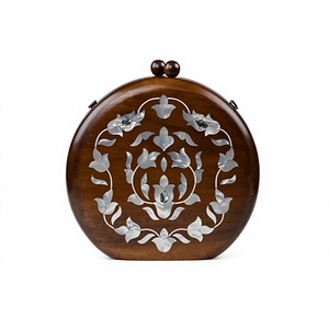 Bolso de mano de madera con incrustaciones de nácar hecho a mano, con un elegante acabado de lujo, para invitadas de bodas, eventos nupciales y fiestas. - Product Image 1