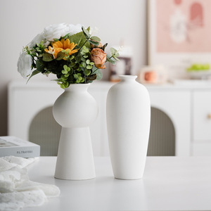 Vase en céramique blanche minimaliste avec rayures verticales incisées pour le salon, console TV, décoration rustique pour la maison - Product Image 1