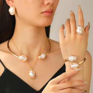 Conjunto de Joyería de Moda para Mujer: Collar y Pulsera de Perlas Barrocas Blancas Irregulares, Pulsera Abierta en Forma de <span class=keywords><strong>C</strong></span> Dorada - Product Image 1