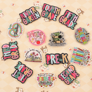 Porta-credenciales de acrílico personalizados y coloridos con textos y motivos florales de alta calidad para profesores, ideales para decoraciones DIY. - Product Image 4