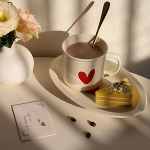 Cangkir Teh Kopi Keramik Bentuk Hati Lukis Tangan Merah Unik Lucu 300ml dengan Logo Kustom dan Piring untuk Hadiah Hari Valentine - Product Image 2