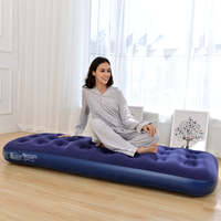 Matelas gonflable de voyage gonflable floqué en PVC lit gonflable gonflable avec pompe à main intégrée