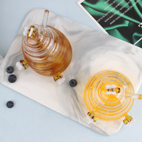 Pot en verre de décoration d'abeille personnalisé en usine conteneur de miel en verre à haute teneur en borosilicate pot de miel en verre soufflé à la main avec louche