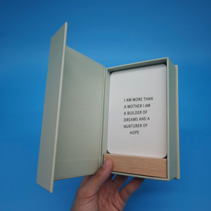 Tarjetas de afirmación diarias conscientes de amor propio de mamá pacífica de esquina redonda de tacto suave con madera para nuevas mamás - Product Image 2
