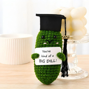 Vendita all'Ingrosso di Simpatici Pupazzi di Animali all'Uncinetto 'Emotional Support Crochet Positive Pickle' Classe 2026, Divertenti Regali Commemorativi per <span class=keywords><strong>la</strong></span> Laurea - Product Image 1